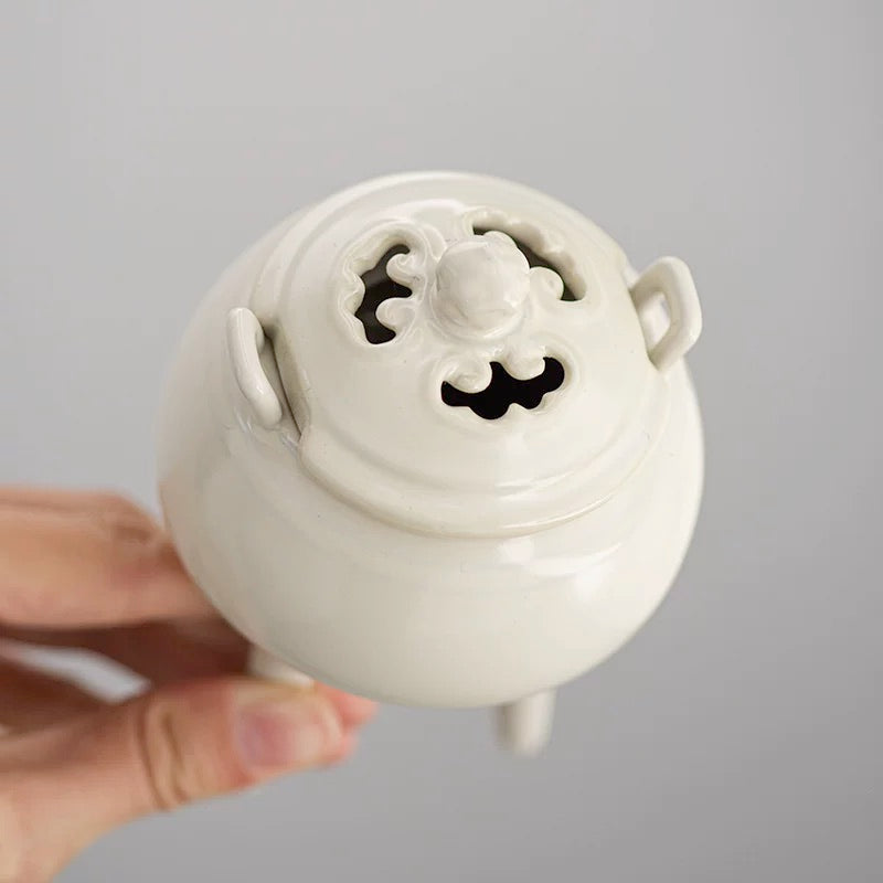 Song Dynasty Tri-Legged Incense Altar"**
*Handcrafted Ceramic Incense Holder with Creative Retro Design – Zen Meditation Burner for Agarwood & Sandalwood (Charcoal-Compatible Incense Vessel)